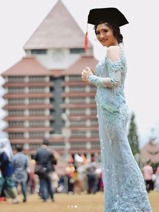 Dengan kalimat berbahasa Inggris, Febby menuliskan bahwa dirinya masih tak percaya bisa lulus secara resmi dari kampus impiannya. Ia pun mengingat saat banyak orang yang bertanya di mana ia akan melanjutkan kuliah. (Instagram/febbyrastanty)