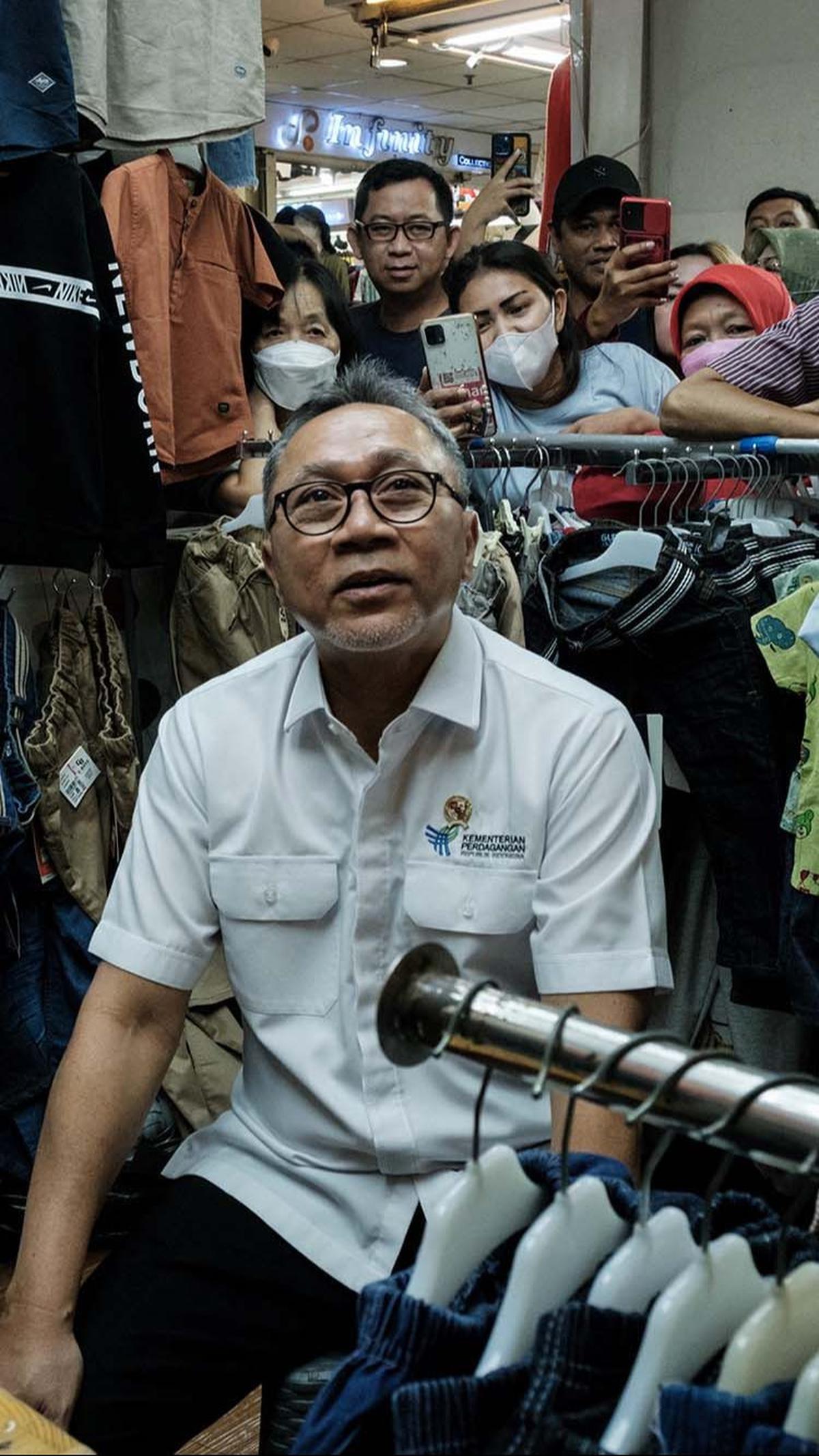 Usai menerbitkan larangan TikTok Shop untuk berjualan, Menteri Perdagangan Zulkifli Hasan meninjau situasi terbaru Pasar Tanah Abang, pada Kamis (28/9/2023).
