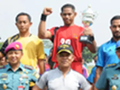 Citizen6, Jakarta: Keberhasilan tim sepak bola Kormar dengan menambah perbendaharaan emas mengukuhkan kontingen Kormar sebagai Juara Umum Porwilbar 2012. (Pengirim: Komardispen).