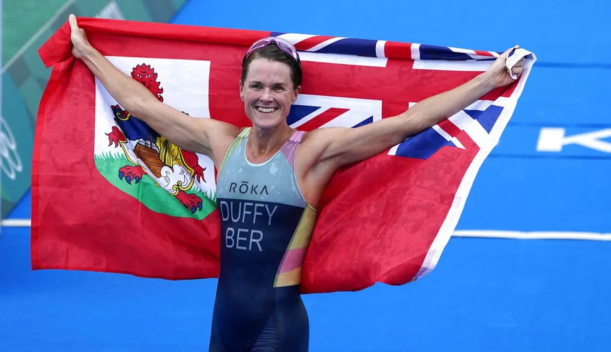 Bermuda menjadi negara dengan populasi terkecil yang berhasil memenangkan medali emas Olimpiade. Flora Duffy menyabet medali emas cabang triathlon nomor individu putri Olimpiade Tokyo 2020. (Foto: AP/David Goldman)