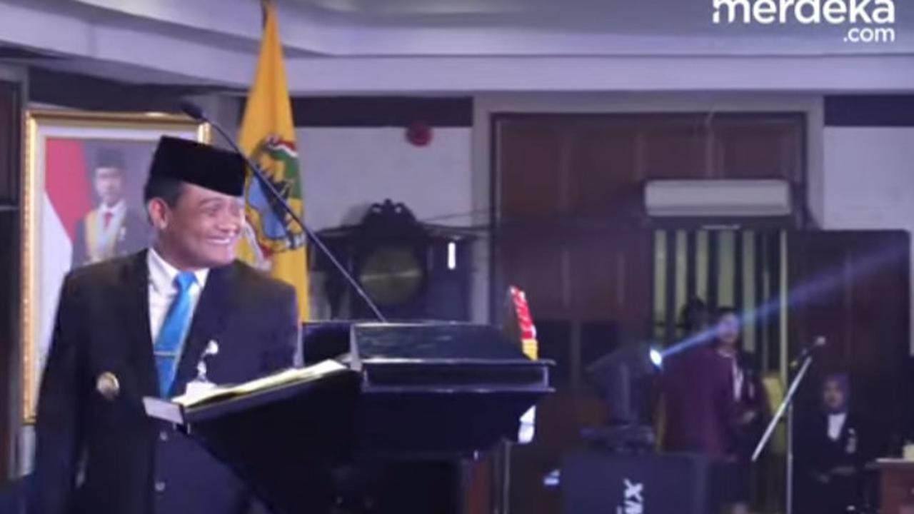 Gaya Kocak Gubernur Jateng Ahmad Luthfi Pakai Peci