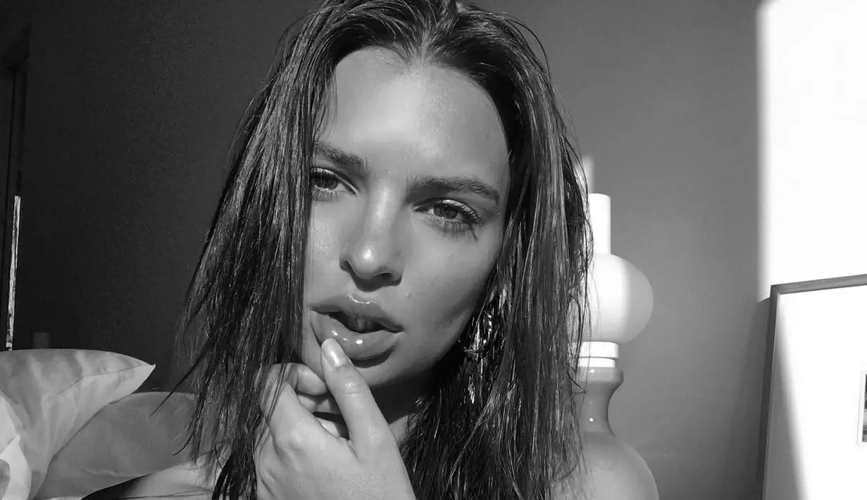 Dalam pemotretan cover majalah, ia pun tak segan untuk menanggalkan pakaiannya. (instagram/emrata)