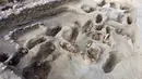 Gambar yang dirilis 27 Agustus 2019, tulang belulang anak-anak yang ditemukan arkeolog di Pampa La Cruz, Peru. Ditemukan 227 kerangka anak yang diduga menjadi korban ritual peradaban masa lampau tepatnya pada masa peradaban Chimu. (Programa Arqueologico Huanchaco/PROGRAMA ARQUEOLOGICO HUANCHACO/AFP)