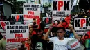Massa pendukung Komjen Budi Gunawan melakukan aksi unjuk rasa di depan Pengadilan Negeri Jakarta Selatan, Senin (2/2/2015). (Liputan6.com/Johan Tallo)