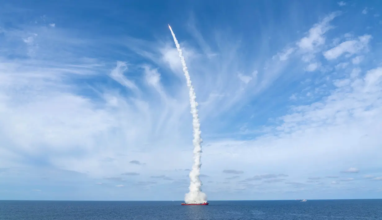 Sembilan satelit, yang tergabung dalam kelompok satelit Jilin-1 Gaofen 03-1, diluncurkan oleh roket pengangkut Long March-11 di Laut Kuning, 15 September 2020. Kesembilan satelit tersebut lepas landas menggunakan roket pengangkut Long March-11, roket peluncuran laut pertama China. (Xinhua/Cai Yang)