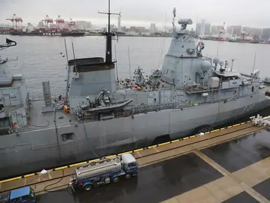 Kapal Fregat angkatan laut Jerman Bayern berlabuh di Terminal Kapal Pesiar Internasional di Tokyo (9/11/2021). Kapal Fregat mengunjungi Tokyo setelah dua hari latihan bersama dengan kapal perusak Pasukan Bela Diri Maritim Jepang Samidare di Samudra Pasifik di tengah laut. (AP Photo/Koji Sasahara)