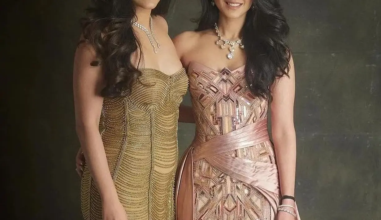 Terinspirasi dari arsitektur New York, gaun itu awalnya dibuat dengan warna Copper dan Turquoise. Namun ditata menjadi perpaduan warna merah muda lembut dan metalik, memberikan tampilan yang lebih unik. [@radhikamerchantfc]