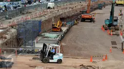 Pekerja mengoperasikan alat berat untuk menyelesaikan pembangunan Mass Rapid Transit (MRT), di Jakarta, Kamis (18/6). Meski memasuki bulan Ramadan, pengerjaan MRT tetap berjalan dan ditargetkan selesai pada 2018. (Liputan6.com/Johan Tallo)