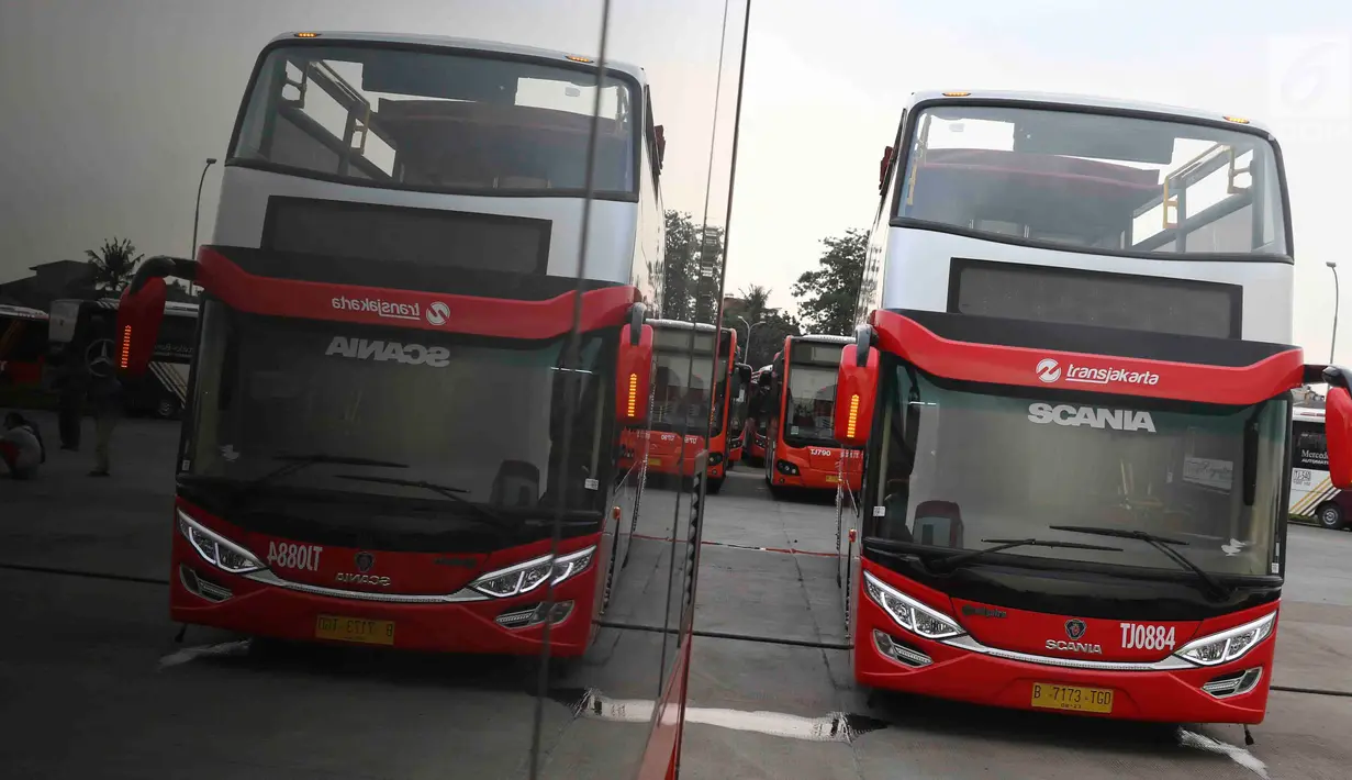 Bus transjakarta yang akan digunakan untuk pawai kemenangan tim Persija Jakarta di kantor PT Transjakarta, Cawang, Kamis (13/12). Bus tersebut akan digunakan untuk pawai kemenangan berkeliling Jakarta Sabtu (15/12).( Liputan6.com/Immanuel Antonius)