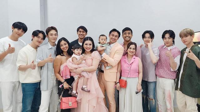 Kebersamaan Felicya Angelista dan Immanuel Caesar Hito bareng EXO di Jakarta (Foto: instagram felicyangelista_)