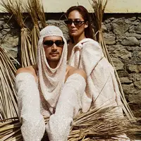 “Ini mahar untuk acara kami kemarin, dari awal memang ingin mahar yang berbeda dari biasanya, lalu punya ide bunga favoritku dikeringkan dan dikombinasikan dengan origami uang kertas yang disimpan di dalam dome,” tulis Tara, Minggu (21/6/2020). (Instagram/danieladnan)