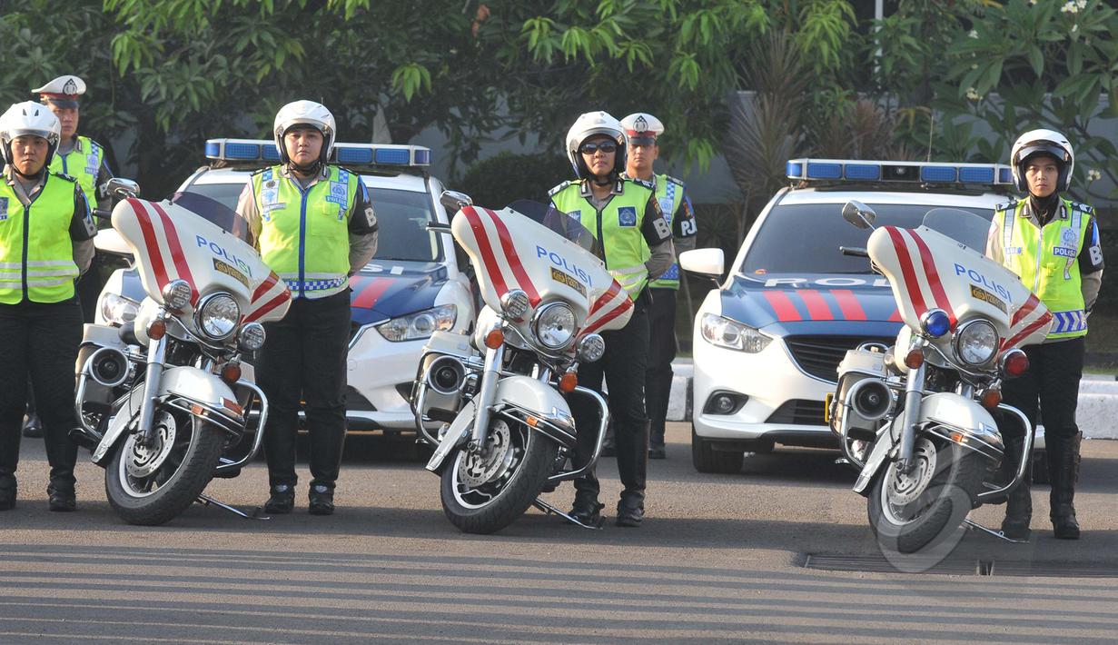 Sejumlah anggota kepolisian saat mengikuti Apel  "operasi patuh jaya 2015" di lapangan dit lantas Polda metro jaya, Jakarta, Rabu (27/5/2015). Operasi ini merupakan cipta kondisi menjelang bulan ramadan. (Liputan6.com/Herman Zakharia)