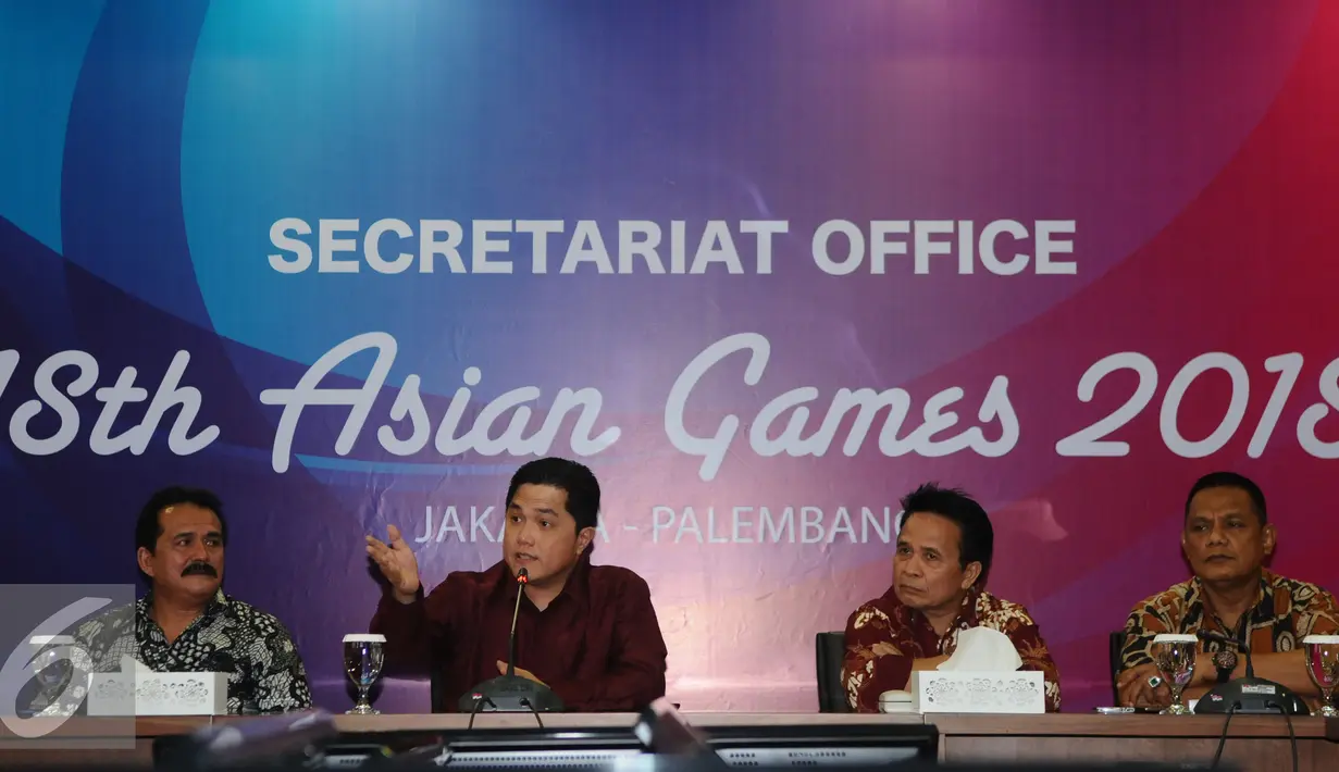Ketua KOI, Erick Thohir (kedua kiri) menjawab pertanyaan wartawan di gedung KOI, Jakarta, Jumat (15/1/2016). Erick berharap olahraga di Indonesia tetap terus berjalan dan tidak terpengaruh apapun. (Liputan6.com/Helmi Fithriansyah)
