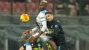 Penyerang Napoli Victor Osimhen (kiri) dan bek Inter Milan Andrea Ranocchia melompat saat berebut bola dalam lanjutan Liga Italia di Giuseppe Meazza, Senin (22/11/2021) dini hari WIB. Inter Milan sukses mengandaskan Napoli dengan skor tipis 3-2. (AP Photo/Antonio Calanni)