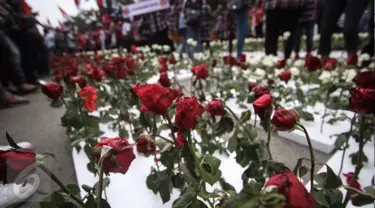 Hamparan bunga mawar merah dan putih menghiasi lokasi sidang vonis Basuki Tjahaja Purnama atau Ahok di Kementerian Pertanian, Jakarta, Selasa (9/5). Sebagian dari bunga itu, dibagikan kepada sesama pendukung dan masyarakat. (Liputan6.com/Faizal Fanani)