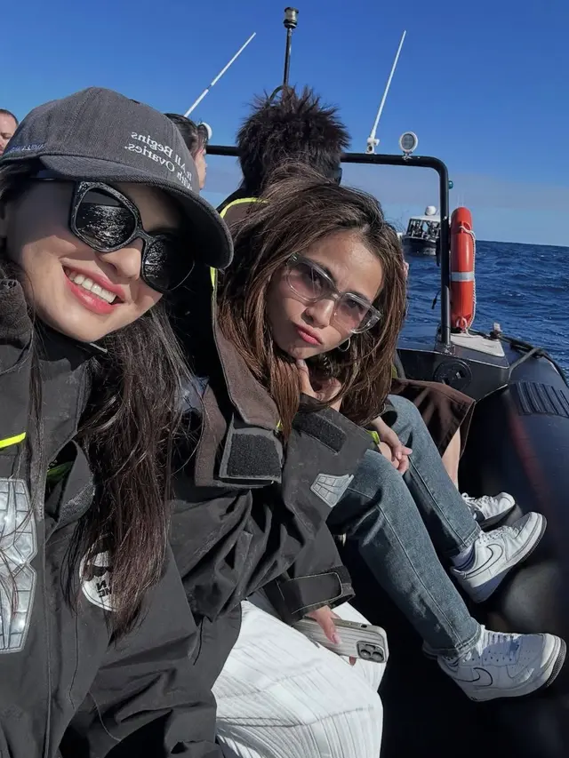 Acha Septriasa dan Raline Shah mengenakan kacamata saat melihat paus di Australia [@septriasaacha]