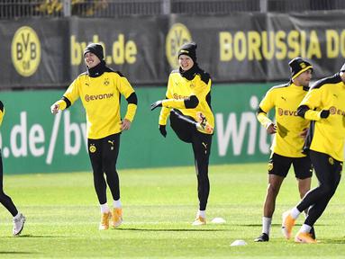 Pemain Borussia Dortmund saat sesi latihan jelang laga Liga Champions, Selasa (24/11/2020). Dortmund akan berhadapan dengan Club Brugge. (AP/Martin Meissner)