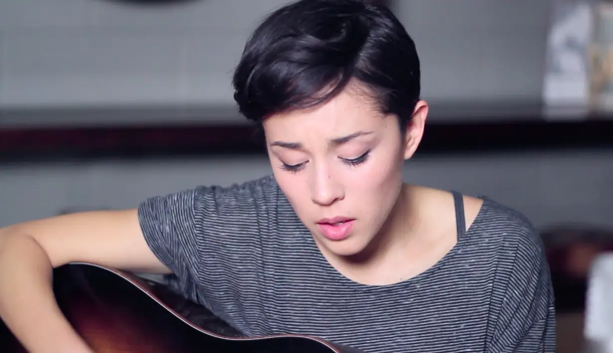 Terakhir, jika kamu ingin menikmati hari Valentine dengan genre pop, yuk coba dengarkan Kia Grannis dengan judul Valentine! (Youtube)