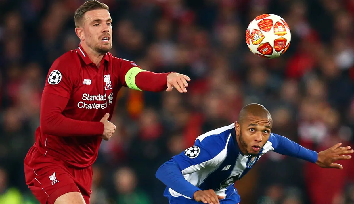 Pemain Liverpool, Jordan Henderson berebut bola dengan pemain Porto, Yacine Brahimi dalam leg pertama perempat final Liga Champions di Stadion Anfield, Rabu (10/4/2019). Liverpool mengantongi modal untuk melangkah ke semifinal Liga Champions setelah meraih kemenangan 2-0. (AP/Dave Thompson)