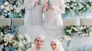 Dari beberapa potret yang diunggah, dekorasi ruangan tempat berlangsungnya akikah Mikail didominasi warna putih dan biru. Alvin dan Henny beserta anak-anaknya juga kompak mengenakan putih. Bunga-bunga mempercantik dekorasi ruangan. [Instagram/hennyyrahman]