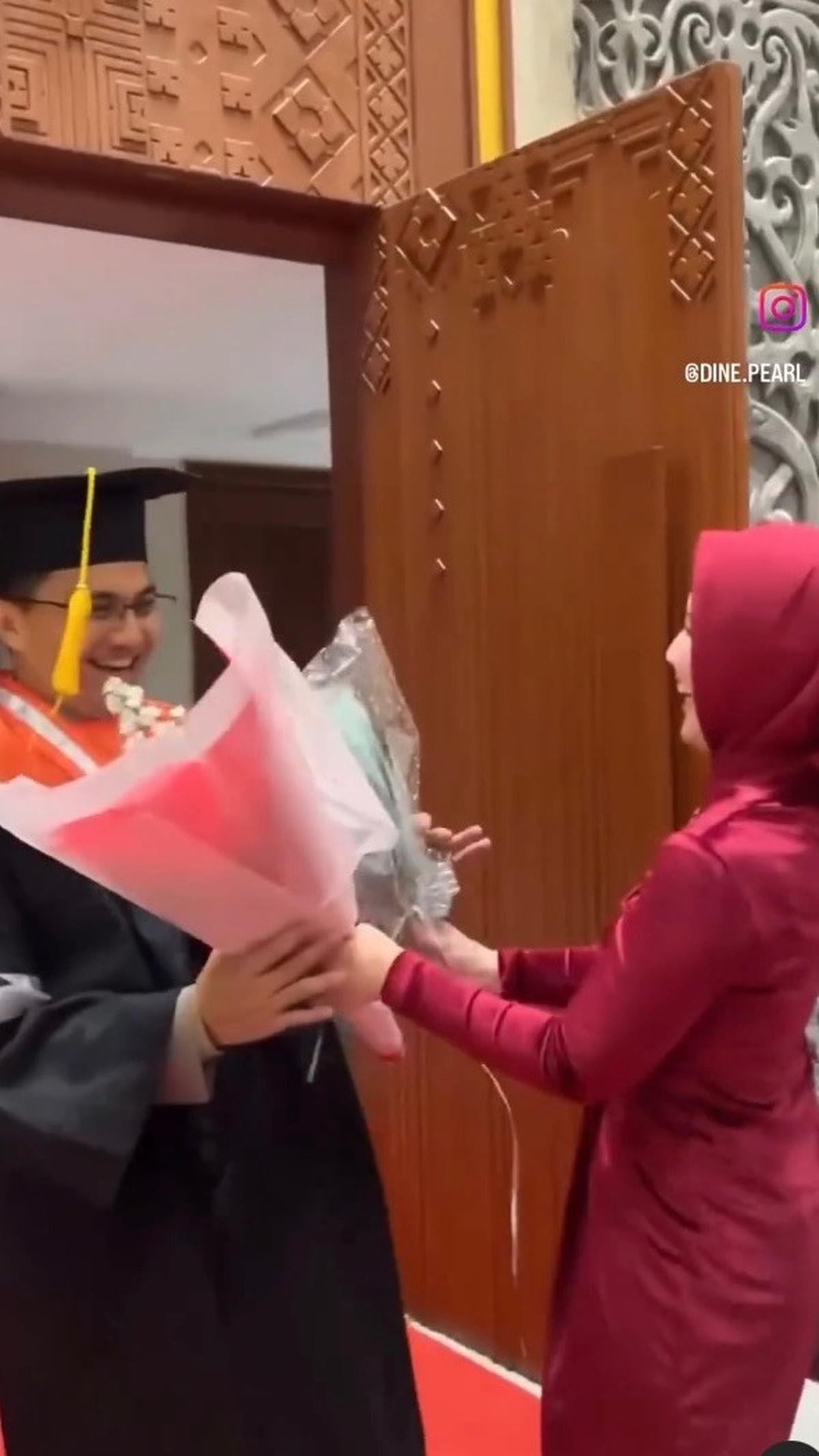 Dine Mutiara juga menyiapkan buket bunga untuk sang suami. Tampak Sahrul Gunawan begitu bahagia saat menerima bunga tersebut.&nbsp;