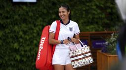 Petenis Inggris, Emma Raducanu terlihat mengenakan jersey Timnas Inggris saat datang di sesi latihan menjelang turnamen Wimbeldon di The All England Lawn Tennis and Croquet Club, London, Inggris, Minggu (30/06/2024) waktu setempat. (AP Photo/John Walton)