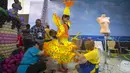 Desainer menyelesaikan busana yang terbuat dari balon saat acara International Festival of Air Balloons Design, Almaty, Kazakhstan, 9 Juli 2015. Karya seni yang ditampilkan di acara tersebut seluruhnya terbuat dari balon. (REUTERS/Shamil Zhumatov)
