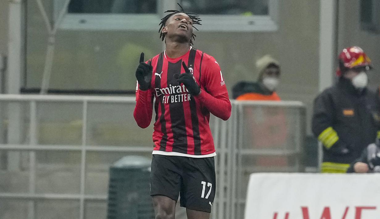 AC Milan yang langsung menggempur pertahanan Genoa sejak awal babak perpanjangan waktu berhasil mencetak gol pada menit ke-102. Gol dicetak Rafael Leao via sepakan kaki kiri dari sisi kotak penlti ke arah tiang jauh yang tidak mampu dijangkau Adrian Semper. (AP/Antonio Calanni)