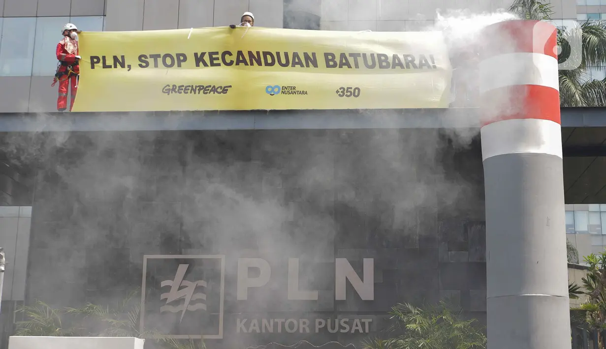 Aksi tersebut menyerukan kepada PLN, sebagai satu-satunya perusahaan penyedia listrik negara, agar tidak membatasi kapasitas pemasangan surya atap. (Liputan6.com/Herman Zakharia)