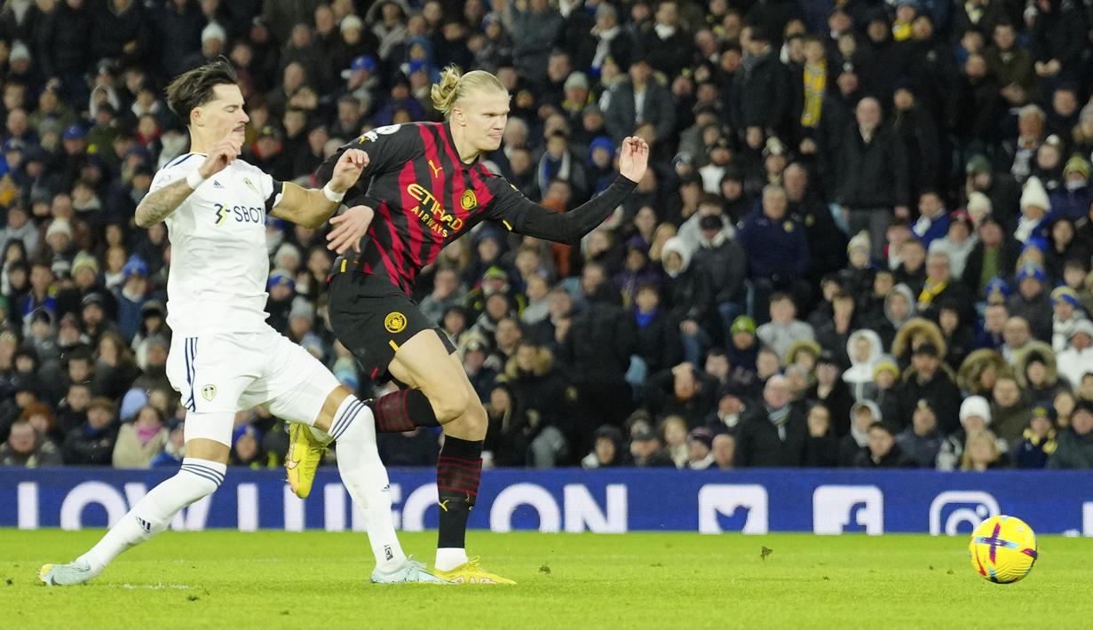 Erling Haaland. Striker Norwegia berusia 22 tahun yang baru saja didatangkan Manchester City pada awal musim 2022/2023 dari Borussia Dortmund ini menjadi pemain tercepat yang mampu mencetak 20 gol pada musim pertamanya di Liga Inggris. Ia mampu melakukannya hanya dalam 14 laga. Gol ke-20 dicetak saat ia mencetak dua gol dalam kemenangan The Citizens 3-1 atas Leeds United di pekan ke-17 Liga Inggris 2022/2023 (28/12/2022). (AP Photo/Jon Super)