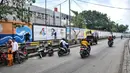 Pengendara melintas saat petugas Penanganan Prasaranan dan Sarana Umum (PPSU) menyelesaikan pembuatan mural di Jalan RE Martadinata, Tanjung Priok, Jakarta Utara, Selasa (24/5/2022). Pembuatan mural di sepanjang Jalan RE Martadinata yang dilakukan oleh petugas PPSU dari 19 kelurahan di Jakarta Utara tersebut dalam rangka menyambut balapan Formula E dan HUT ke-495 Kota Jakarta. (merdeka.com/Iqbal S Nugroho)