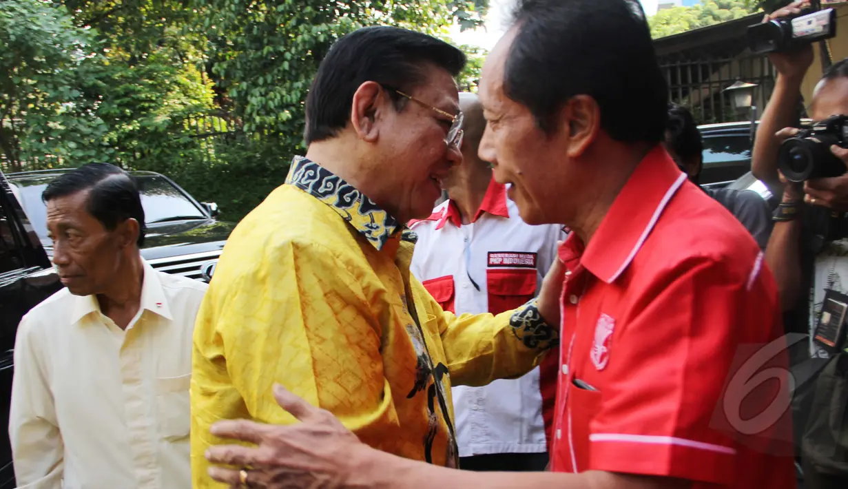 Ketua Umum Partai Golkar Agung Laksono (kiri) menyalami Ketum PKP Indonesia Sutiyoso saat kunjungan pengurus Partai Golkar baru di kantor DPP PKPI, Jakarta, Rabu (18/3/2015). (Liputan6.com/Helmi Afandi)