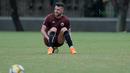 Gaya Marko Simic menanti giliran menendang saat latihan jelang melawan Tampines Rovers Piala AFC 2018 di Lapangan ABC, Senayan, Jakarta (27/2/2018). Marko Simic menjadi menjadi salah satu andalan Persija musim 2018. (Bola.com/Nick Hanoatubun)