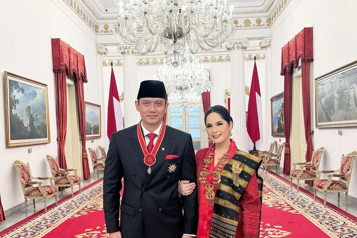 6 Gaya Annisa Pohan Kenakan Kebaya dan Ulos Pemberian Mendiang Ani Yudhoyono saat Dampingi AHY Terima Penghargaan di Istana Merdeka