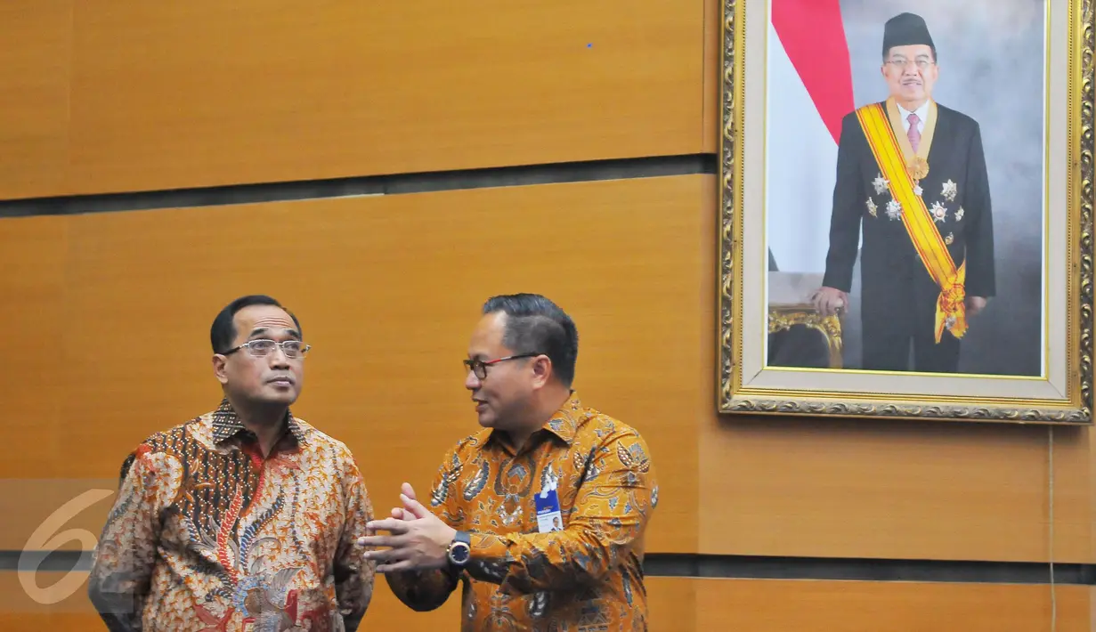 Menhub Budi Karya Sumadi dan Dirut Bank Mandiri Kartika Wirjoatmodjo berbincang usai penandatanganan perjanjian kerjasama transaksi Penerimaan Negara Bukan Pajak (PNBP) di Gedung Kemenhub, Jakarta, Senin (23/1). (Liputan6.com/Angga Yuniar)