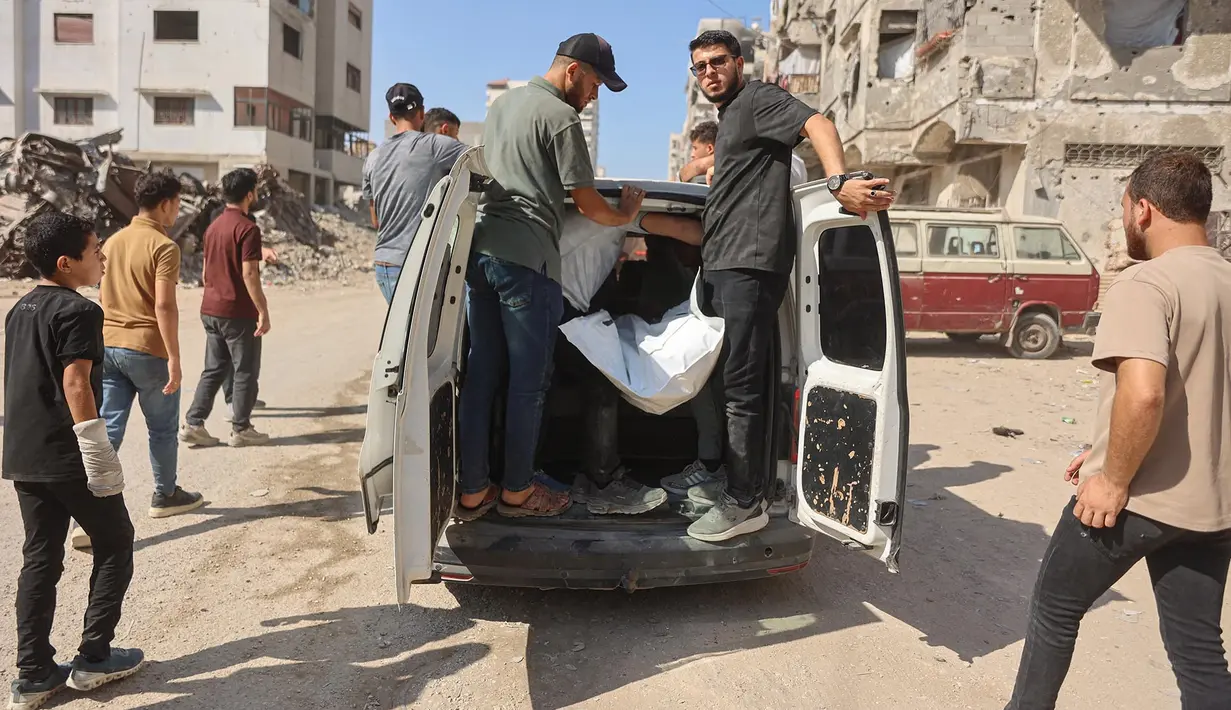 Para pelayat mengusung jenazah seorang penduduk Palestina nan tewas akibat serangan tentara Israel di pelabuhan Kota Gaza sehari sebelumnya, dalam sebuah prosesi pemakaman di Kota Gaza,  Rabu,19 Agustus 2026. (AFP/ Omar Al-Qattaa)