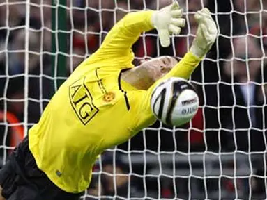 Manchester United&#039;s goalkeeper Ben Foster saves a penalty from Tottenham&#039;s Jamie O&#039;Hara during the 2009 Carling Cup final at Wembley stadium, on March 1, 2009. AFP PHOTO/ADRIAN DENNIS
