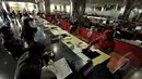  Penampakan kantor pusat Lion Air usai insiden delay beberapa hari lalu. Petugas terlihat melayani calon penumpang, Jakarta, Senin (23/2/2015).(Liputan6.com/Faizal Fanani)