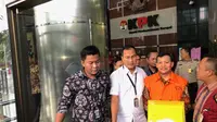 Sekda Jabar Iwa Karniwa keluar dari gedung KPK, Jakarta. Ia ditahan selama 20 hari ke depan. (Liputan6.com/Delvira Hutabarat)