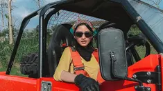 Sebelumnya dikenal sebagai presenter acara petualangan, Claresta Taufan kerap unggah momen saat jalan-jalan ke berbagai wilayah Indonesia. Ia pun kerap tampil layaknya seorang bagpacket dan tampil menawan. (Liputan6.com/IG/@clarestaufan)