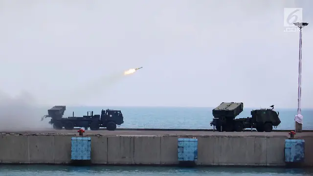 Prajurit TNI Unjuk Kekuatan Militer saat Geladi Resik HUT TNI ke-72