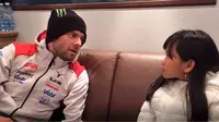 Bocah asal Indonesia, Shaina Salvia, ketika mewawancarai pebalap MotoGP yang membela LCR Honda, Cal Crutchlow. (Crash)