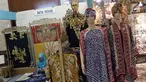 Peserta pameran merapikan kain saat Gelar Kain Unggulan Nusantara di Jakarta Convention Center, Jumat (27/9/2019). Ratusan model kain dipamerkan dalam Gelar Kain Unggulan Nusantara yang berlangsung hingga Minggu, 29 September mendatang. (Liputan6.com/Helmi Fithriansyah)