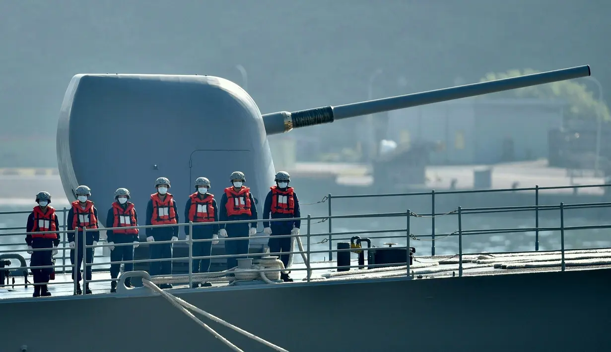 Tentara angkatan laut berdiri di samping meriam 5 inci di atas kapal perusak selama Latihan Han Kuang tahunan, di pelabuhan angkatan laut Suao di daerah Yilan, Taiwan, Selasa (26/7/2002). (AFP Photo/Sam Yeh)