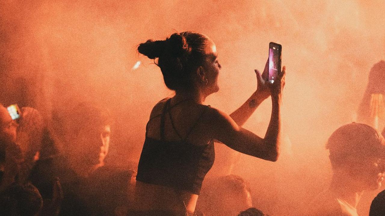 Cara Menjaga Kesehatan Pendengaran saat Menonton Konser Musik