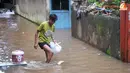 Warga terlihat mengevakuasi barang. (Liputan6.com/Abdul Azis Prastowo)