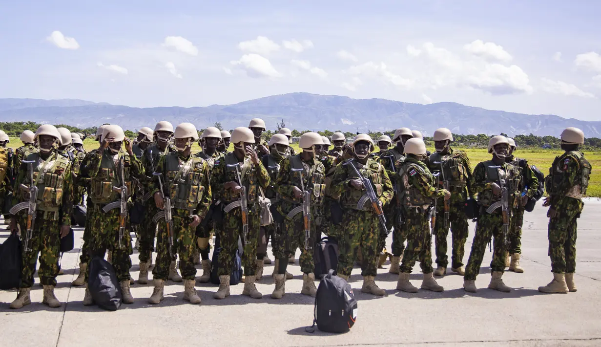 Penerjunan pasukan Kenya dilakukan hampir empat bulan setelah geng-geng anarkis meluncurkan serangan terkoordinasi untuk menyasar infrastruktur penting pemerintahan di ibu kota Haiti dan sekitarnya. (AP Photo/Marckinson Pierre)