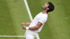 Petenis muda asal Spanyol, Carlos Alcaraz berselebrasi setelah mengalahkan Holger Rune dari Denmark pada pertandingan tunggal putra perempat final kejuaraan tenis Wimbledon di London, Rabu (12/7/2023). (AP Photo/Alberto Pezzali)
