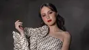 Dalam pemotretan terbarunya bareng Rio Motret ini Nicole Rossi bikin pangling. Memasuki usia remaja, Nicole Rossi semakin pancarkan pesonanya. Wajah cantik Nicole Rossi ini dipoles oleh MUA Rame Jee dan mengenakan dress off shoulder rancangan desainer Renzi Lazuardi. Lipstik merah dan eyeshadow merah muda membuat makeup Nicole Rossi ini on point. (Liputan6.com/IG/@nicole_rossi_)
