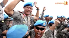 Kapolri Jenderal Sutarman dibopong para anggota Polri usai acara pembaretan di Pos AL Tanjung Pasir (Liputan6.com/Helmi Fithriansyah)
